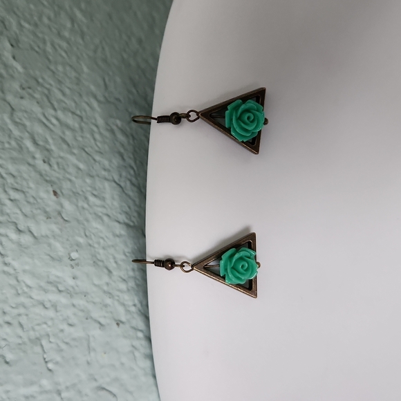 Olive Branch Workmanship 🫒  Bronze Triangle Rose Earrings - Picture 1 of 1